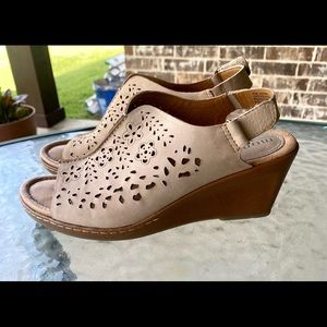 NWOT Montana slingback open toe wedge sandals. 8.5